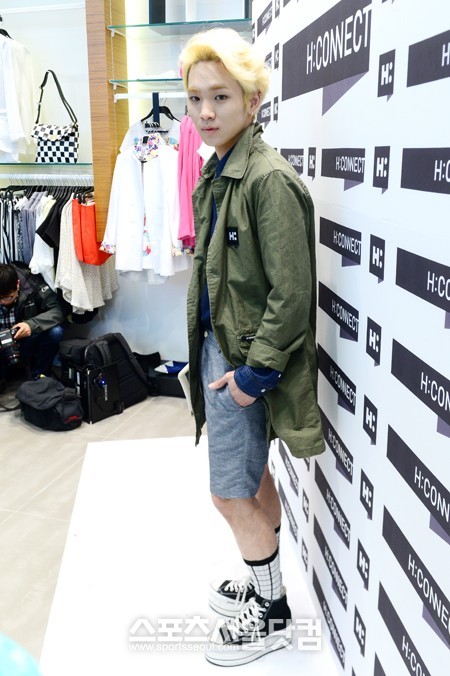 그룹 샤이니의 키가 3일 오후 서울 강남구 에이치커넥트에서 열린 플래그십 스토어 개점 행사에서 포즈를 취하고 있다./남윤호 기자