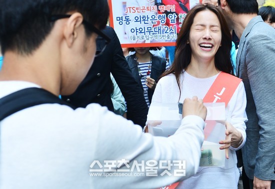 굶주리는 지구촌 아이들의 엄마가 되어주세요 모금 캠페인이 4일 오후 2시 서울 명동에서 열린 가운데 배우 한지민이 모금을 하고 있다. / 배정한 기자