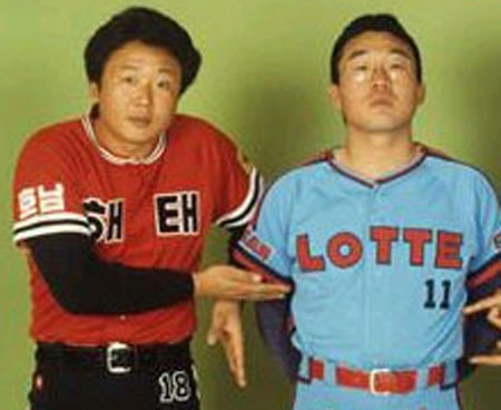 최동원(오른쪽)과 선동열은 1980년대 프로야구 최고의 슈퍼스타 라이벌로 통했다. / 출처=스포츠서울 DB