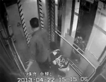 지하철 엘리베이터에서 용변을 보는 여성의 CCTV가 공개돼 네티즌들이 공분했다. / 중국 온라인 커뮤니티 캡처