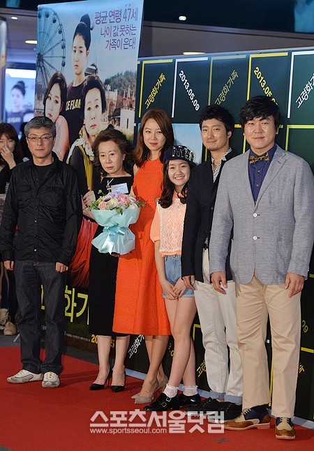 송해성 감독과 배우 윤여정, 공효진, 진지희, 박해일, 윤제문(왼쪽부터)이 6일 오후 서울 성동구 행당동 왕십리 CGV에서 열린 영화 고령화가족 VIP시사회에 참석해 포즈를 취하고 있다. /최진석 기자