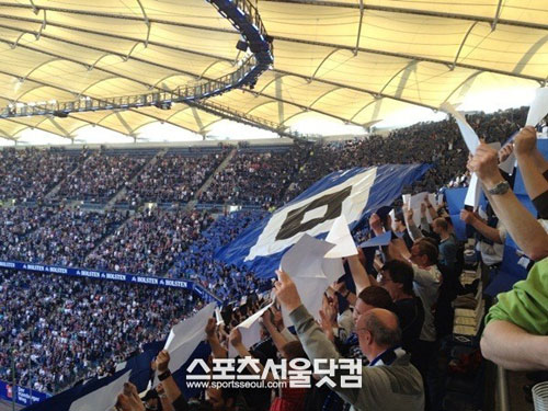 UEFA 유로파리그 진출의 꿈을 버리지 않고 있는 함부르크 팬들이 열성적으로 선수들을 응원하고 있다.
