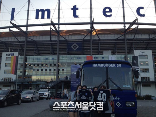 손흥민 경기를 응원하기 위해 임테크 아레나를 찾은 한국 유학생들.