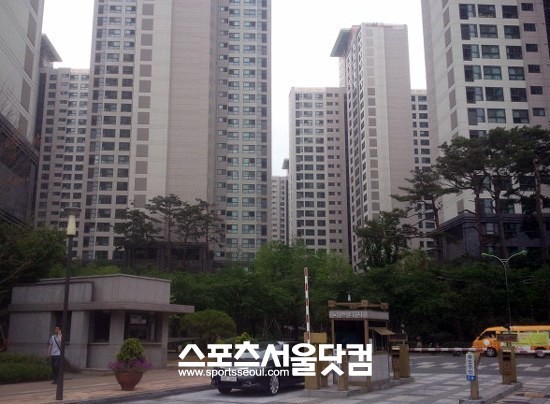 부동산114가 서울지역 아파트 평균 매매 가격을 분석한 결과 지하철역과 반경 100m 이내 떨어진 초역세권 아파트 단지의 경우 200~500m 반경 내 단지보다 더 낮았다.