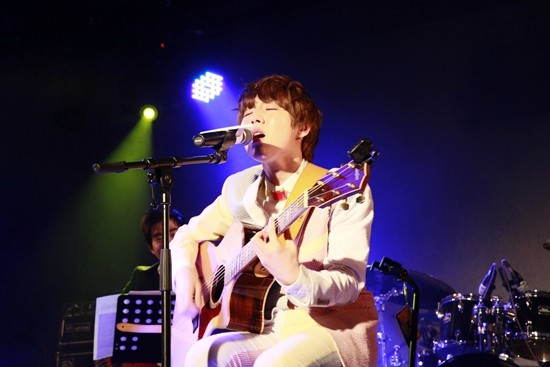 가수 유승우가 8일 오전 서울 영등포구 여의도동 IFC몰 엠펍(M PUB)에서 데뷔 앨범 첫 번째 소풍을 발표하는 쇼케이스를 진행하며 자신이 작곡한 노래 서툰 사랑을 열창하고 있다. / CJ E&M 제공