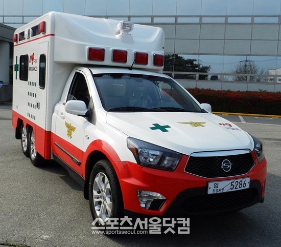 쌍용자동차가 대구 엑스코에서 열리는 ‘국제소방안전박람회에 코란도스포츠를 기반으로 만든 앰뷸런스를 최초로 공개했다.