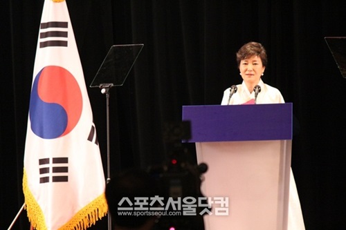 박근혜 대통령이 5일 미국 방문 첫 일정인 뉴욕동포간담회에서 인사말을 하고 있다.