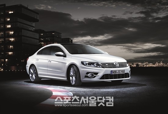 폭스바겐코리아는 9일  ‘CC 2.0 TDI 블루모션 R-Line’을 국내시장에 출시했다.