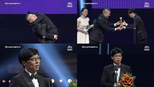 백상예술대상에서 TV부문 대상을 수상한 유재석이(왼쪽 아래) 소감을 밝히고 있다. / JTBC 방송 캡처