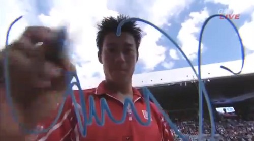 일본 남자 테니스의 자존심 니시코리 게이가 10일(이하 한국시각) 스페인 마드리드에서 열린 무투아 마드리드 오픈 남자 단식 3회전서 황제 로저 페더러를 세트 스코어 2-1로 물리친 뒤 중계 카메라에 자신의 사인을 남기고 있다. / 유튜브 영상 캡처