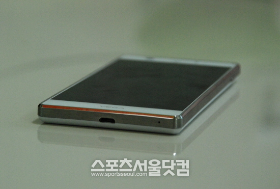 베가 아이언은 엔드리스 메탈로 금속 소재의 느낌을 잘 살리고 있다.