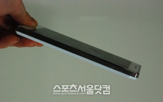 베가 아이언은 화이트와 블랙 두 가지 컬러로 출시됐다.