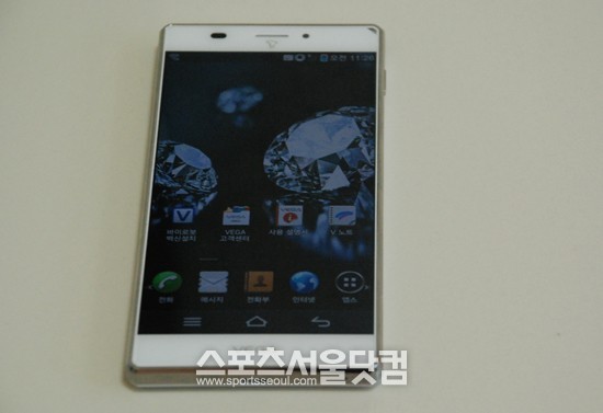 팬택이 베가 아이언으로 획일화된 스마트폰 시장에 도전장을 내밀었다./ 황원영 기자