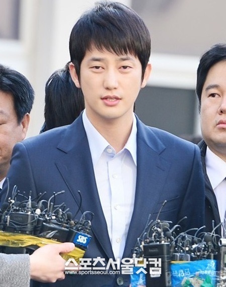 박시후가 지난 3월 1일 서부경찰서에 출두해 간단한 질의 응답에 응하고 있다.