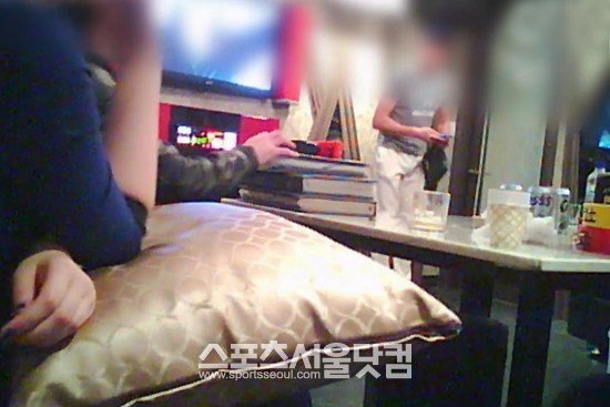 매니저는 순서대로 원하는 남성을 자리에 앉힌 뒤 사라졌다.