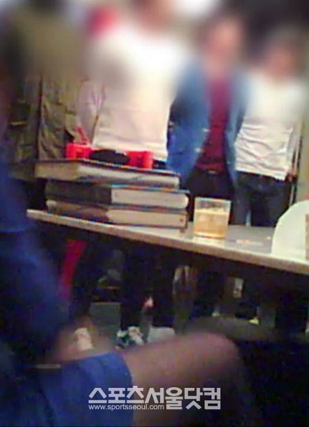 룸에 들어온 노래방 남성 도우미들이 번호로 자기 소개를 하고 있다.