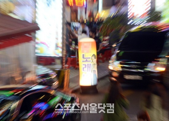 학생부터 회사원까지 20~30대 미혼 남성들이 돈을 벌기 위해 노래방 도우미로 나서고 있다./ 배정한 기자