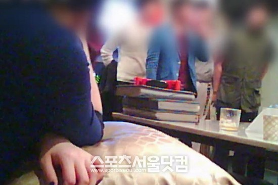 남성 도우미들이 나란히 서서 자기소개를 하고 있다.