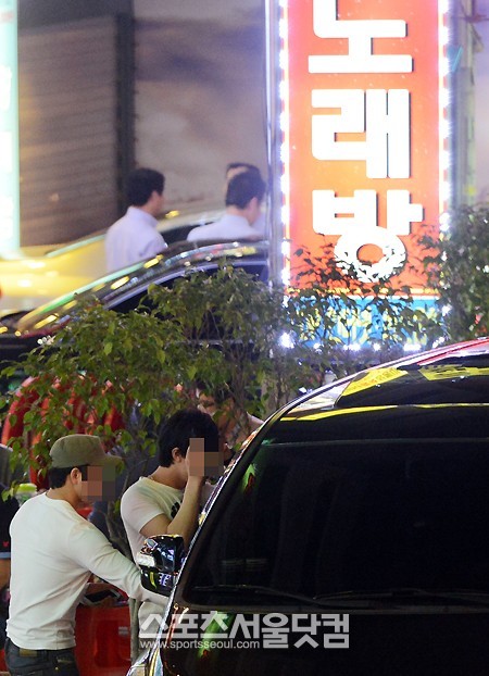 검은색 스타렉스 차량에서 내린 남성 도우미들이 매무새를 가다듬고 있다.