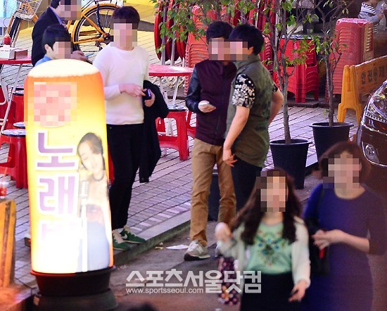 노래방에서 손님들의 선택을 받지 못한 남성 도우미들이 되돌아 나와 호출을 기다리고 있다.