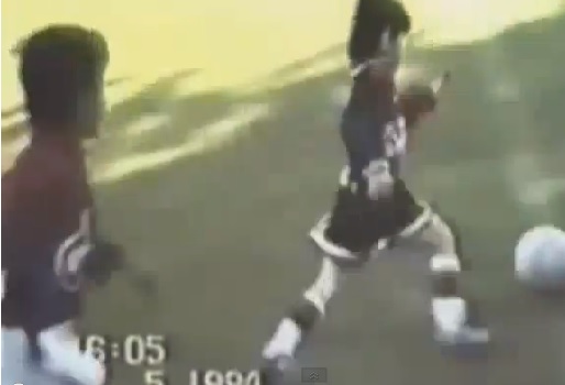 천재는 뭐가 달라도 달라! 리오넬 메시(오른쪽)가 약 20년 전 현란한 드리블을 자랑하고 있다. / 유튜브 영상 캡처