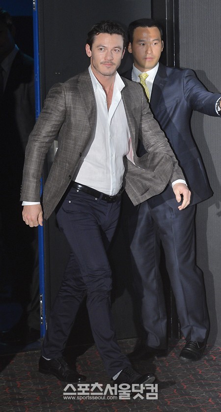 할리우드 배우 루크 에반스가 13일 서울 용산 CGV에서 열린 영화 분노의 질주: 더 맥시멈 언론 시사회에 참석하고 있다. /문병희 기자