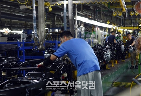 쌍용자동차가 4년 만에 주야 2교대를 시행했다.