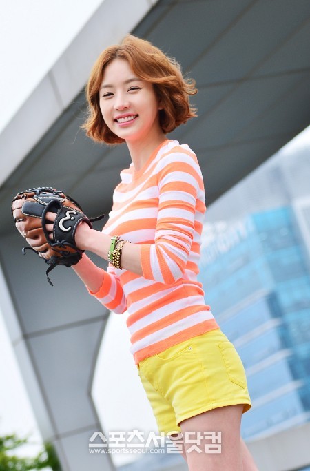 개념 시구로 화제를 모은 배우 사희가 10일 <더팩트>의 기획 코너 SS야생녀 인터뷰에서 공을 던진 뒤 무척 즐거워하고 있다.  / 배정한 기자