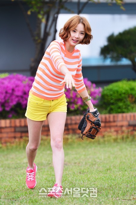 밝게 웃으며 카메라를 향해 힘차게 공을 던지고 있는 사희는 어느새 야구의 매력에 빠진 것 같다고 말했다.