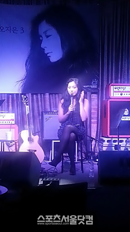 오지은이 3집 앨범 발매 기념 쇼케이스에서 연인 성진환과 결혼에 대해 솔직하게 이야기하고 있다. / 이건희 인턴기자