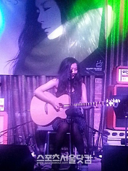 오지은이 3집 앨범 발매 기념 쇼케이스에서 앨범 수록곡을 열창하고 있다. / 이건희 인턴기자