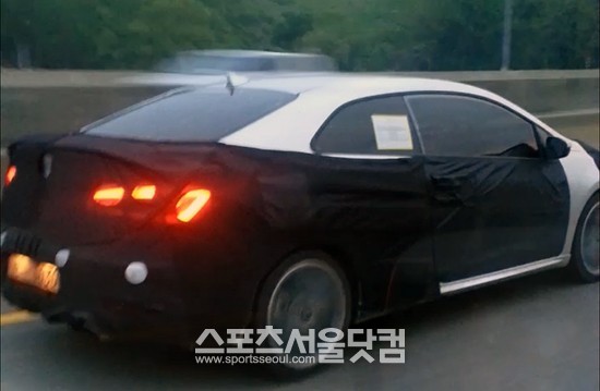 기아자동차 K3의 쿠페형 모델 K3 쿠페의 도로주행 장면이 15일 오후 <더팩트> 카메라에 포착됐다. / 서재근 기자