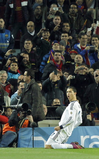 여름 이적 시장의 핫이슈로 떠오른 레알 마드리드의 특급스타크리스티아누 호날두. 사진은 지난 2월 27일 바르셀로나와 국왕컵 4강 2차전 원정 경기에서 전반 12분 페널티킥 선제골을 넣고 슬라이딩 세리머니를 펼치는 호날두 / 엘 문도 데포르티보 캡처