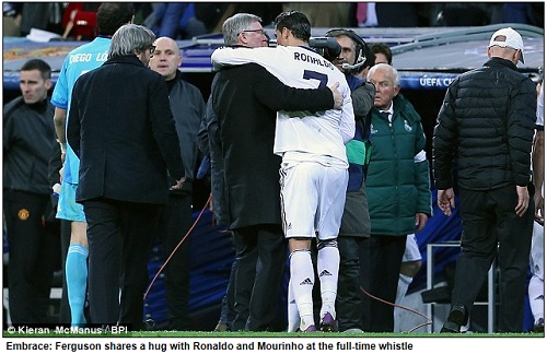 챔피언스리그에서 만난 알렉스 퍼거슨 맨유 감독과 경기 후 포옹을 나누는 호날두./ 데일리메일 캡처