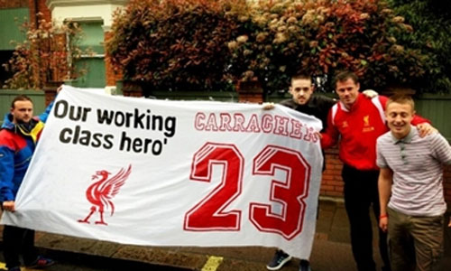 올 시즌 끝으로 은퇴하는 리버풀 수비수 제이미 캐러거가 지난 12일 리그 경기가 끝나고 자신을 응원하는 팬과 기념사진을 찍고 있다. / 아일랜드 언론