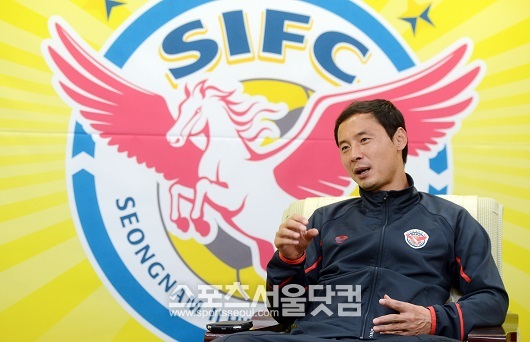 편안한 트레이닝복 차림으로 <더팩트> 취재진과 마주한 김한윤.