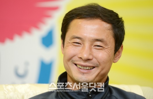안익수 감독의 스파르타식 훈련이 힘든 건 사실이나 그의 진심을 믿고 축구 인생 황혼기를
보낸다는 김한윤. 취재진과 대화 중 환하게 웃고 있다.