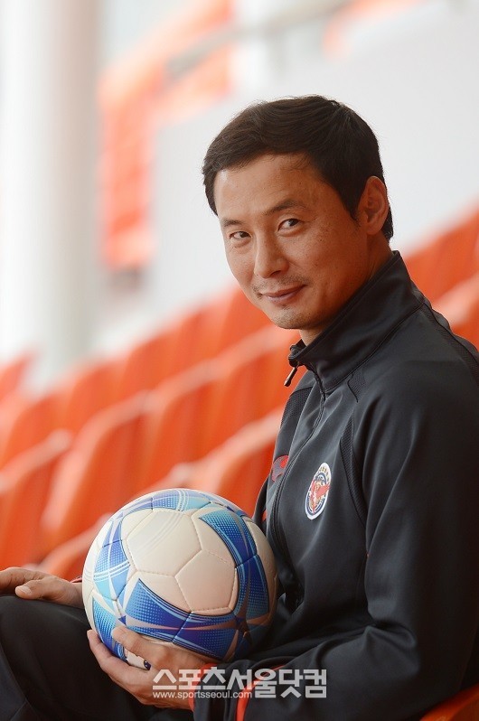 뛸 수 있을때까지 뛰겠다고 말한 김한윤은 선수 은퇴 이후 좋은 지도자가 되기 위한
준비 과정을 거치겠다고 한다.