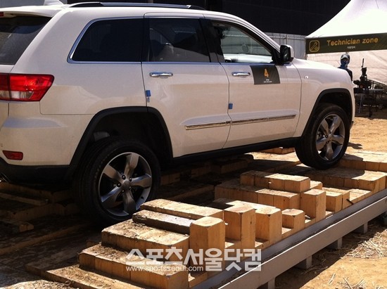 지프가 오는 19일까지 서울 신사동 도산공원 인근에서 테마파크 형태의 도심 오프로드 행사를 진행한다