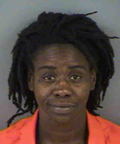 방귀를 뀐 남자 친구에게 칼을 던진 데보라 앤 번스./콜리어 카운티 보안관 사무소