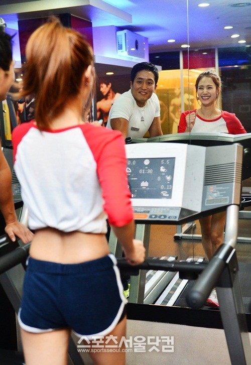 은정이 밝은 표정으로 트레이너와 대화를 하며 마무리 운동을 하고 있다.