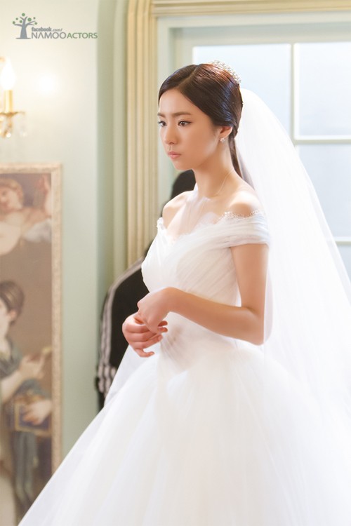 신세경이 웨딩드레스를 입은 장면을 공개했다. / 나무엑터스