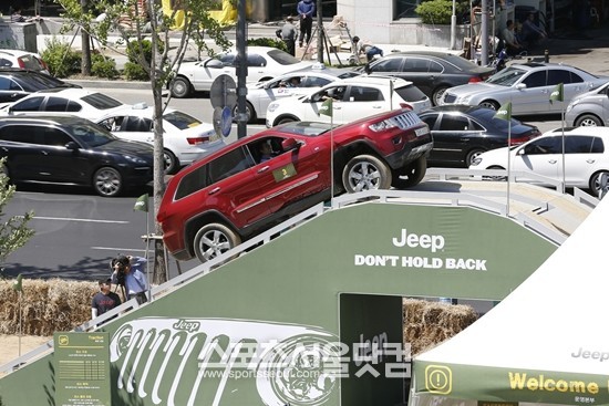지프는 16일부터 19일까지 4일간 서울 신사동 도산공원사거리 인근의 한 공터에서 ‘지프 어번 익스피리언스 2013’ 행사를 열었다.