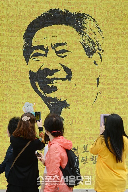 노무현 전 대통령 서거 4주기를 맞은 19일 오후 서울시청앞 서울광장에서 노무현 전 대통령 추모문화제가 열리고 있는 가운데 시민들이 노 전 대통령의 대형 현수막을 바라보고 있다./임영무 기자