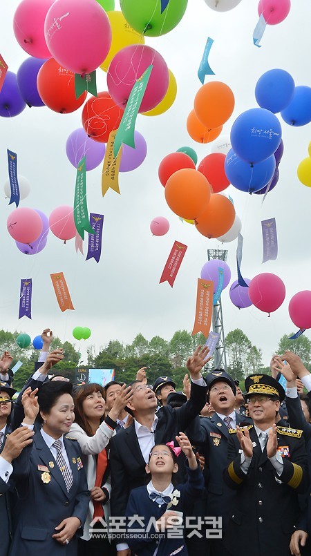 20일 오후 서울 잠실종합운동장 보조경기장에서 열린 서울시 의용소방대 ‘2013년 종합소방기술경연대회’에서 박원순 서울시장과 의용소방대원들이 ‘서울의용소방 77선언’ 다짐 풍선날리기를 하고 있다. /문병희 기자