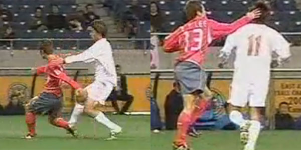 이을용(왼쪽)이 2003년 12월 7일 일본 사이타마에서 열린 동아시아연맹 축구선수권대회 중국전에서 리이의 뒤통수를 내리치고 있다. / 유튜브 영상 캡처