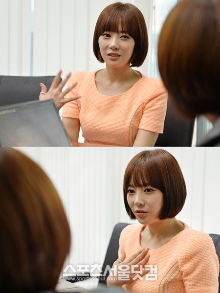 윤아정이 <더팩트> 취재진의 인터뷰에 응하고 있다.