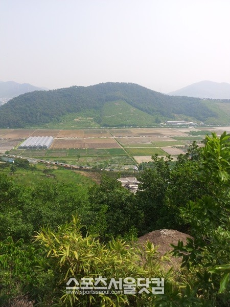 경남 김해시 진영읍 봉하마을 봉화산 부엉이바위에서 바라본 인근 전경. / 김해=박대웅 기자