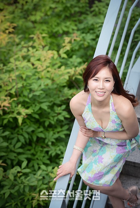 이서현이 활짝 웃으며 건강한 보디라인을 뽐내고 있다. /이효균 기자