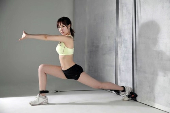 이서현이 운동복을 입고 글래머러스한 몸매를 뽐내고있다. /모델클릭 제공